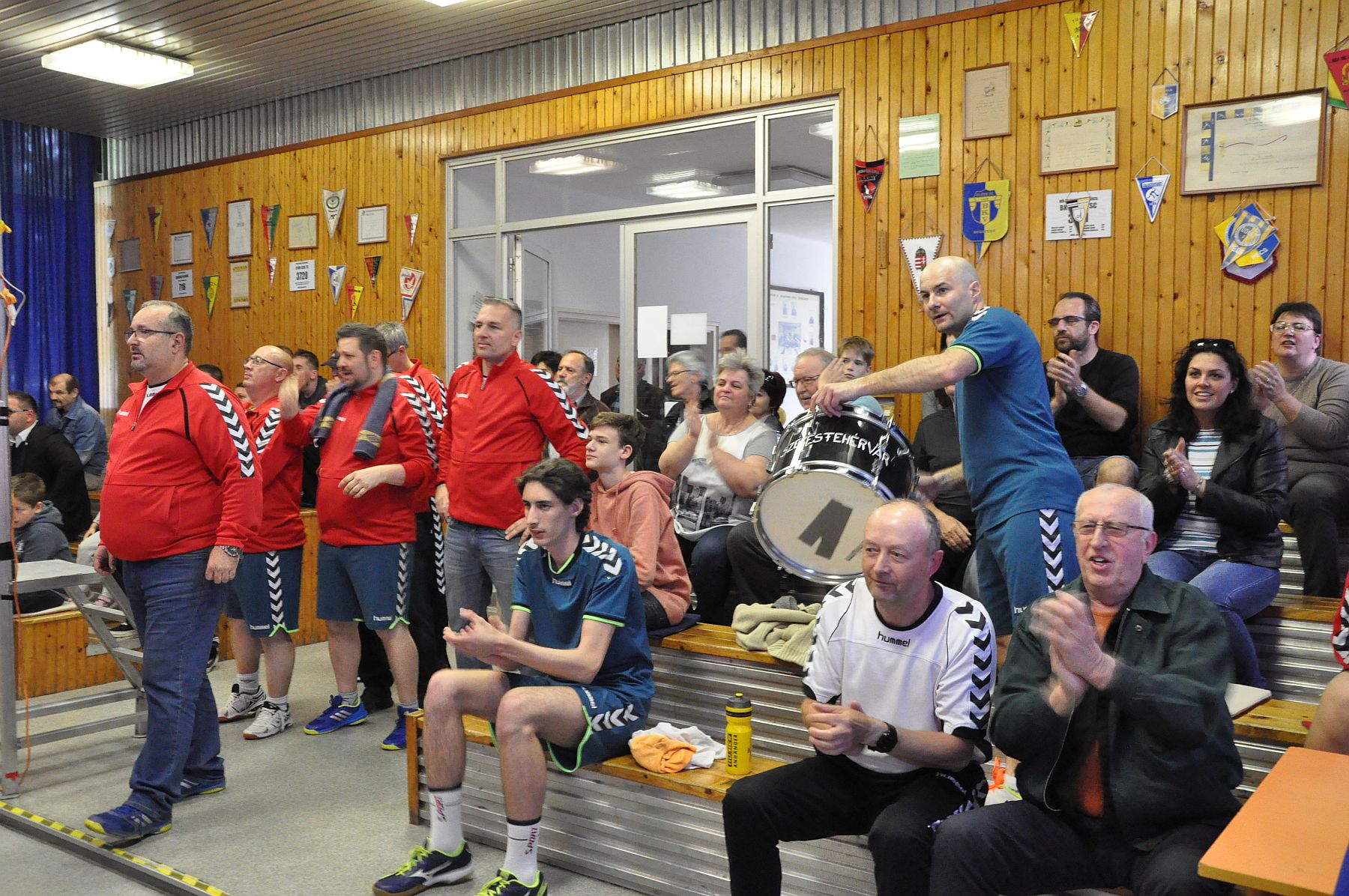 A Köfém SC bajnokságot nyert tekecsapatának köszöntése